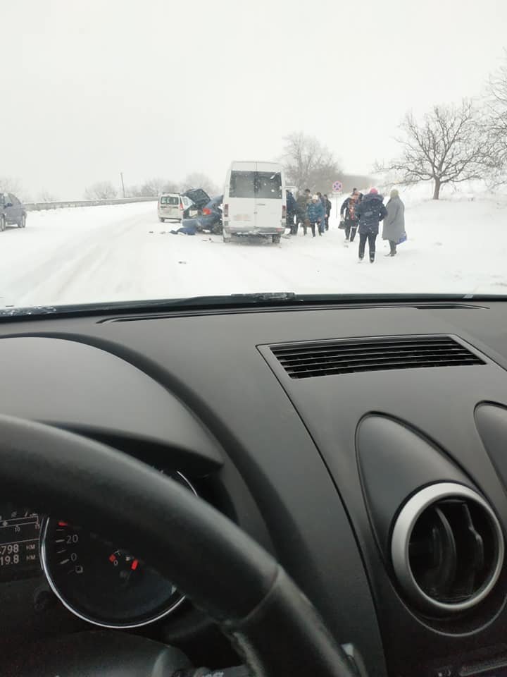 Un microbuz PLIN CU PASAGERI, lovit violent de o maşină în apropiere de Chiperceni. Trei persoane, transportate de urgenţă la spital (FOTO)