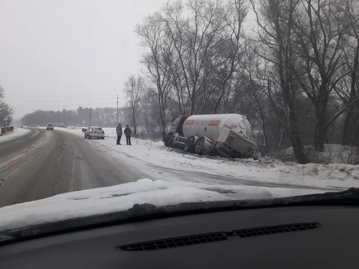 ACCIDENT în satul Chetrosu. O cisternă S-A RĂSTURNAT pe marginea drumului (FOTO)