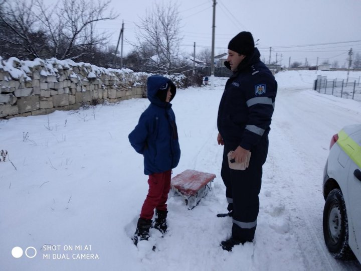 GEST EMOȚIONANT! Momentul în care zeci de polițiști au dat o mână de ajutor oamenilor de la sate (FOTO)