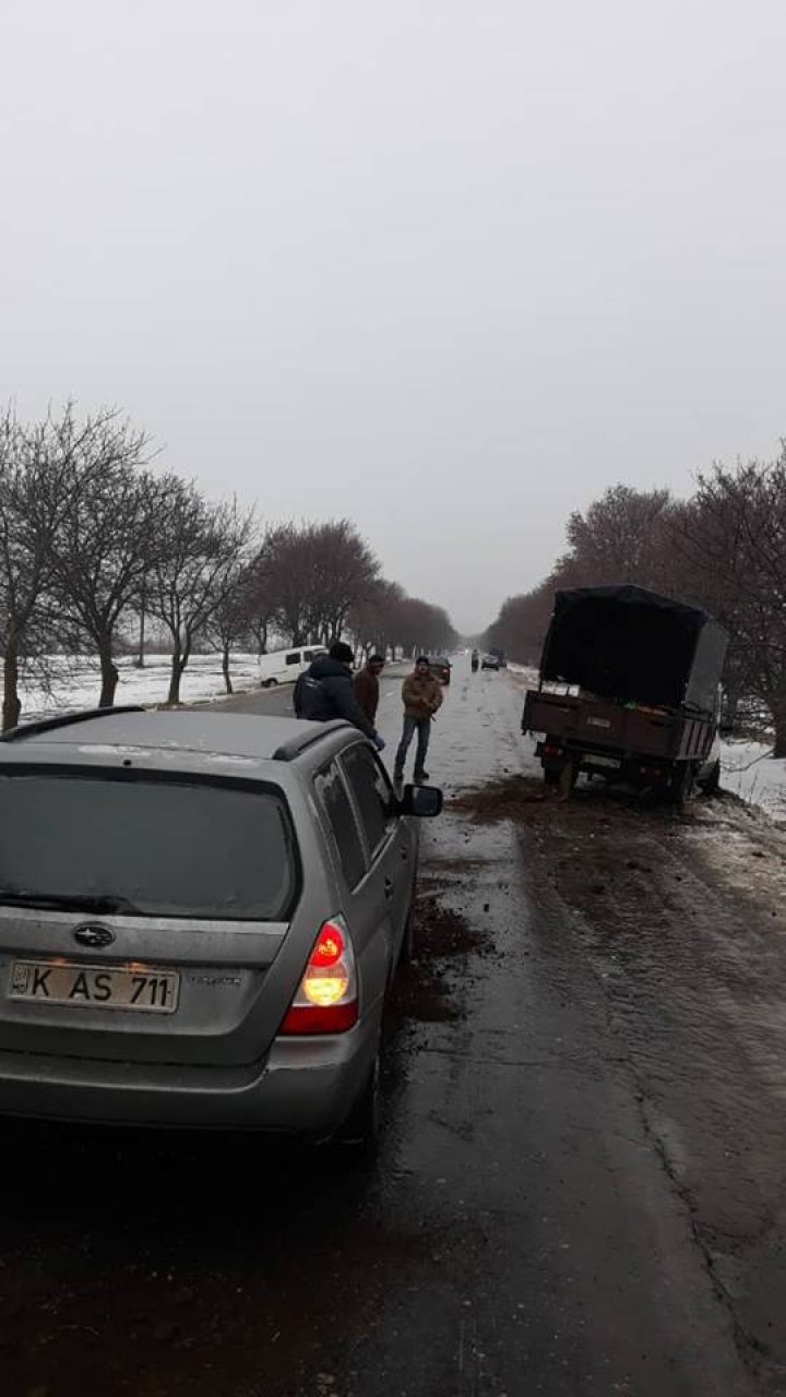 Străzi de sticlă în sudul ţării. Mai multe maşini au derapat pe gheaţă pe şoseaua Cahul - Giurgiuleşti (GALERIE FOTO)