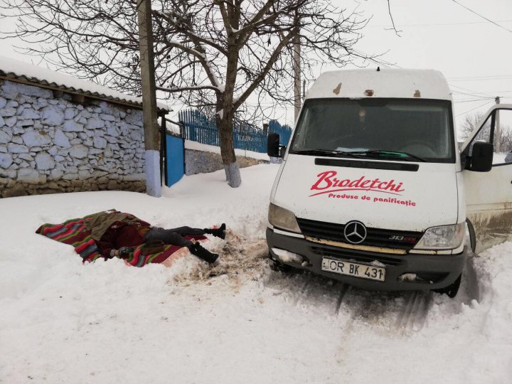 Accident fatal la Rezina. O femeie a murit după ce a alunecat pe gheaţă chiar sub roţile unei maşini (FOTO)