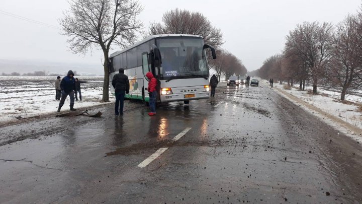 Străzi de sticlă în sudul ţării. Mai multe maşini au derapat pe gheaţă pe şoseaua Cahul - Giurgiuleşti (GALERIE FOTO)