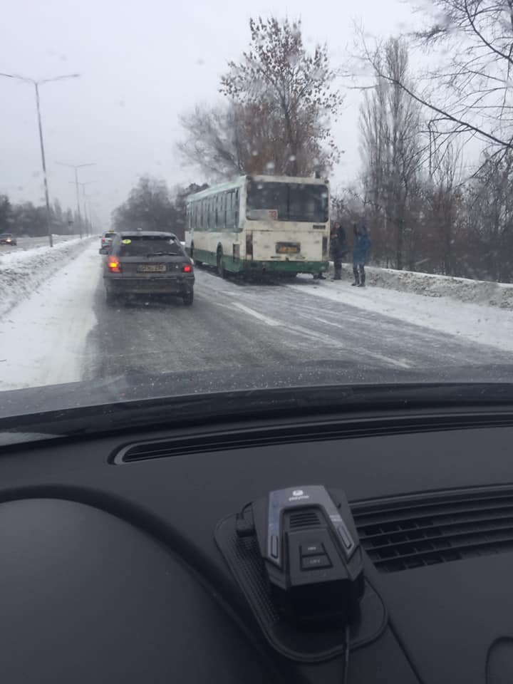 Probleme pentru locuitorii din satul Dobrogea. Autobuzul 33 a făcut accident (FOTO)