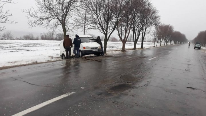 Străzi de sticlă în sudul ţării. Mai multe maşini au derapat pe gheaţă pe şoseaua Cahul - Giurgiuleşti (GALERIE FOTO)