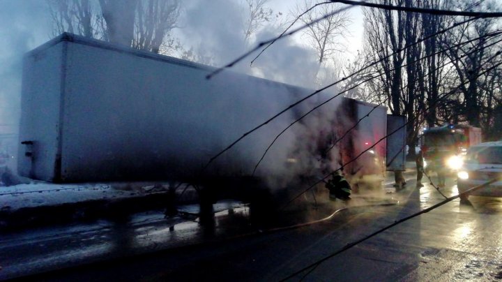 Un TIR încărcat cu făină şi macaroane a luat foc din mers pe şoseaua Munceşti (GALERIE FOTO/VIDEO)