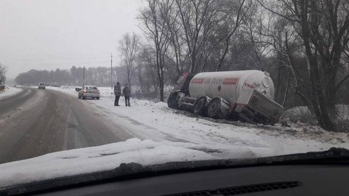 ACCIDENT în satul Chetrosu. O cisternă S-A RĂSTURNAT pe marginea drumului (FOTO)