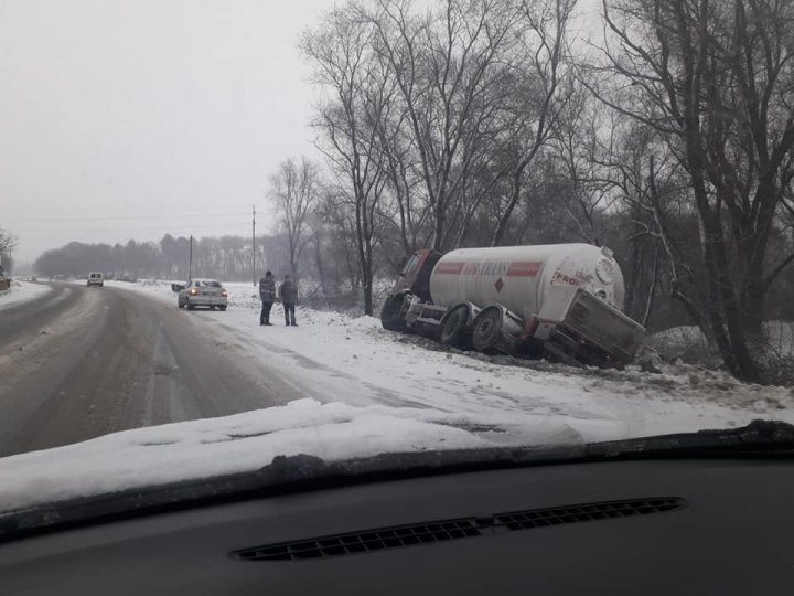 ACCIDENT în satul Chetrosu. O cisternă S-A RĂSTURNAT pe marginea drumului (FOTO)