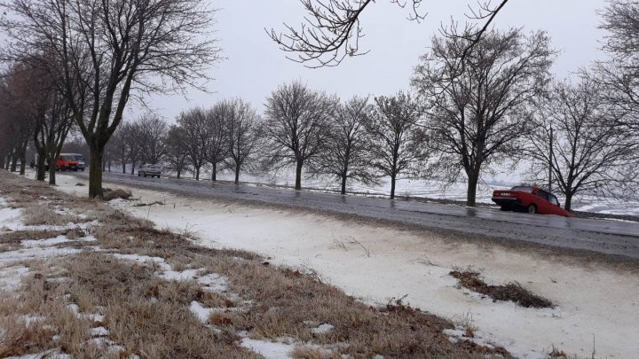 Străzi de sticlă în sudul ţării. Mai multe maşini au derapat pe gheaţă pe şoseaua Cahul - Giurgiuleşti (GALERIE FOTO)