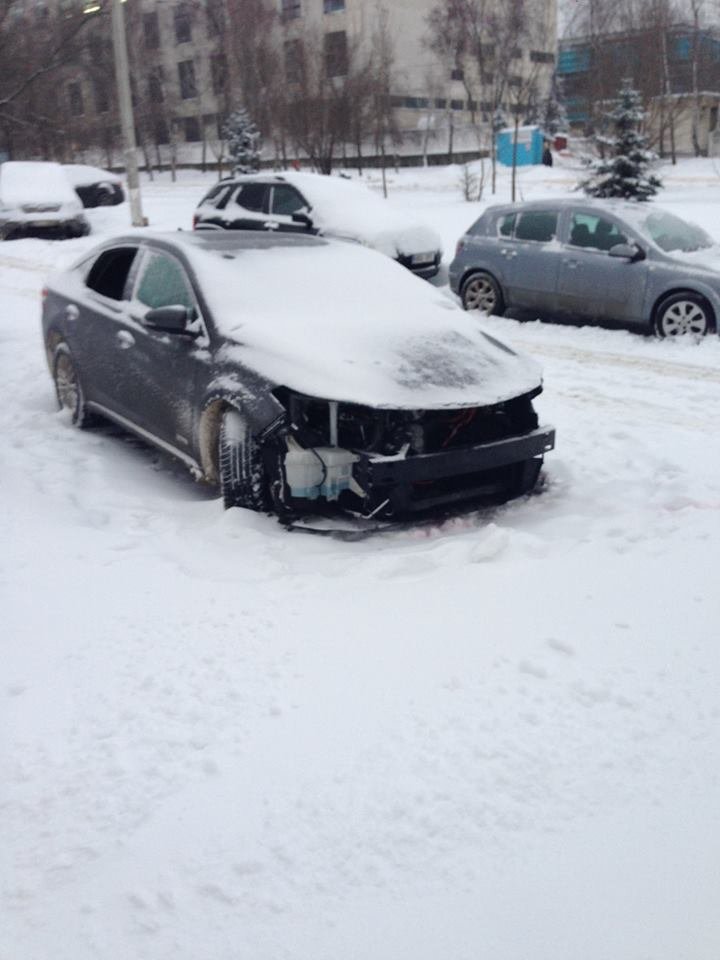 Încă un furt suspect în Capitală. Au furat bara din față a unei mașini cu tot cu faruri (FOTO)