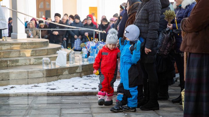 Boboteaza pe stil vechi: Preoţii au sfinţit apele şi au făcut agheasma mare (GALERIE FOTO)