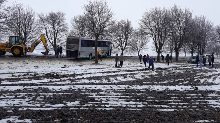 Străzi de sticlă în sudul ţării. Mai multe maşini au derapat pe gheaţă pe şoseaua Cahul - Giurgiuleşti (GALERIE FOTO)