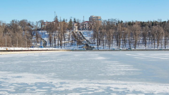 Tradiţii şi obiceiuri de Bobotează: Bărbaţii au făcut scufundări în lacul Valea Morilor ca să scoată crucea din apă (GALERIE FOTO)