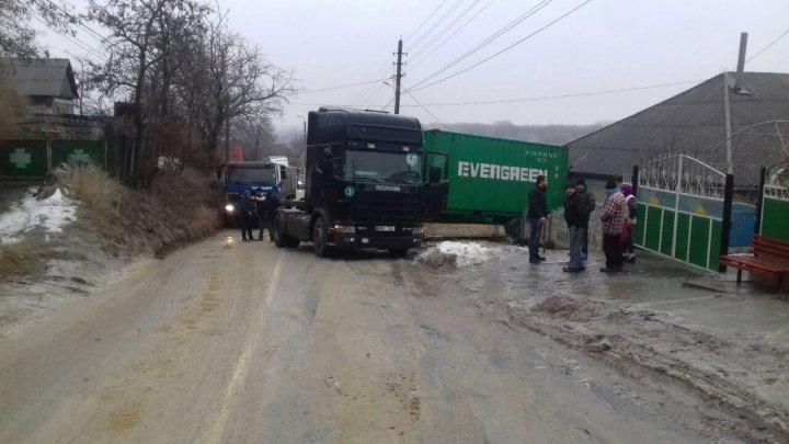 Vremea rea provoacă accidente. Un camion a derapat și a ajuns în sufrageria unei case din Cahul (FOTO)