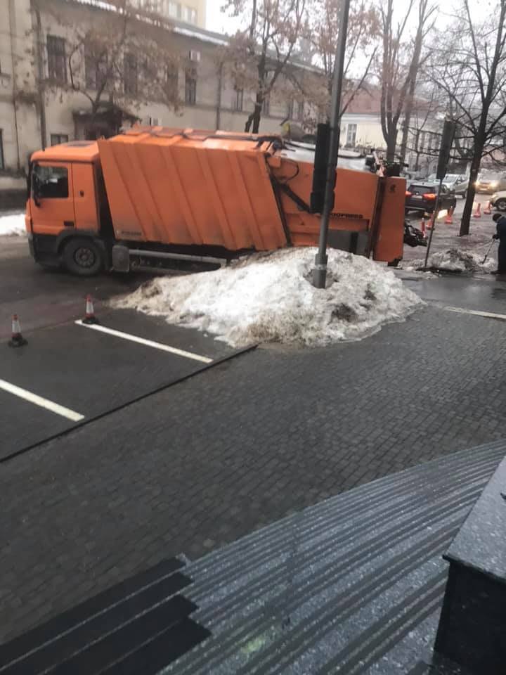 Se prăbușește asfaltul! O mașină de gunoi, BLOCATĂ într-o groapă în sectorul Centru al Capitalei (FOTO)  