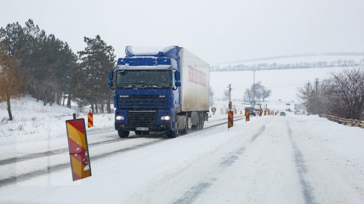 ATENȚIE ȘOFERI! Vremea rea a pus stăpânire pe toată țara. Cum se circulă la această oră pe drumurile naționale (FOTO)