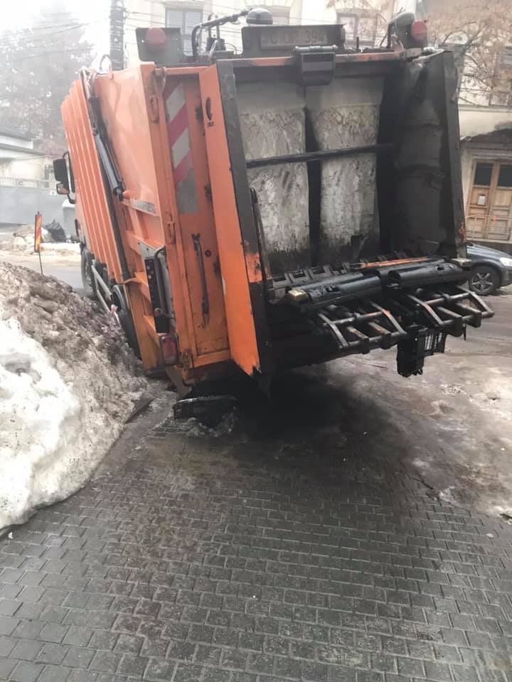 Se prăbușește asfaltul! O mașină de gunoi, BLOCATĂ într-o groapă în sectorul Centru al Capitalei (FOTO)  