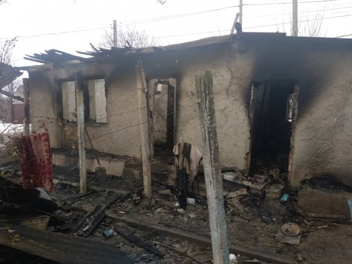 TRAGEDIE FĂRĂ MARGINI la Leova. Trei persoane, printre care şi un copil de 10 ani au ars de vii în propria casă