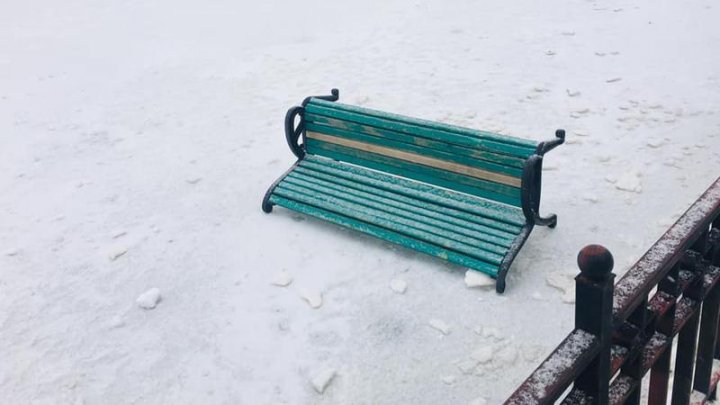 NESIMŢIRE FĂRĂ MARGINI. O bancă din parcul Valea Morilor, ARUNCATĂ pe lacul îngheţat (FOTO)