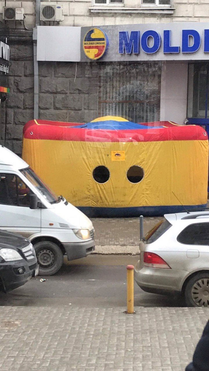 ALERTĂ în centrul Capitalei. O persoană amenință că se aruncă de pe o clădire (FOTO)