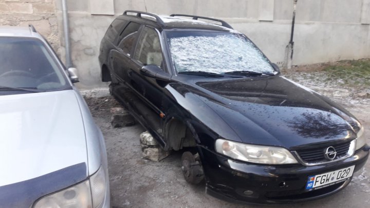 Un şofer din Capitală s-a trezit cu maşina "pusă pe burtă"