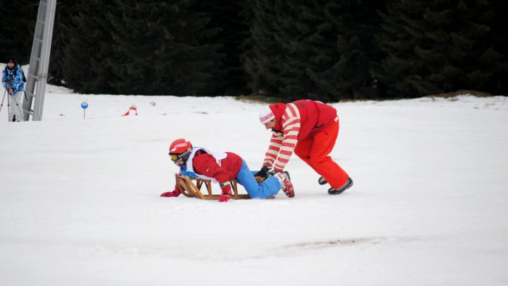 Competiţie bizară în Rusia! 37 de echipe au concurat la Kazan în cursa de sănii improvizate