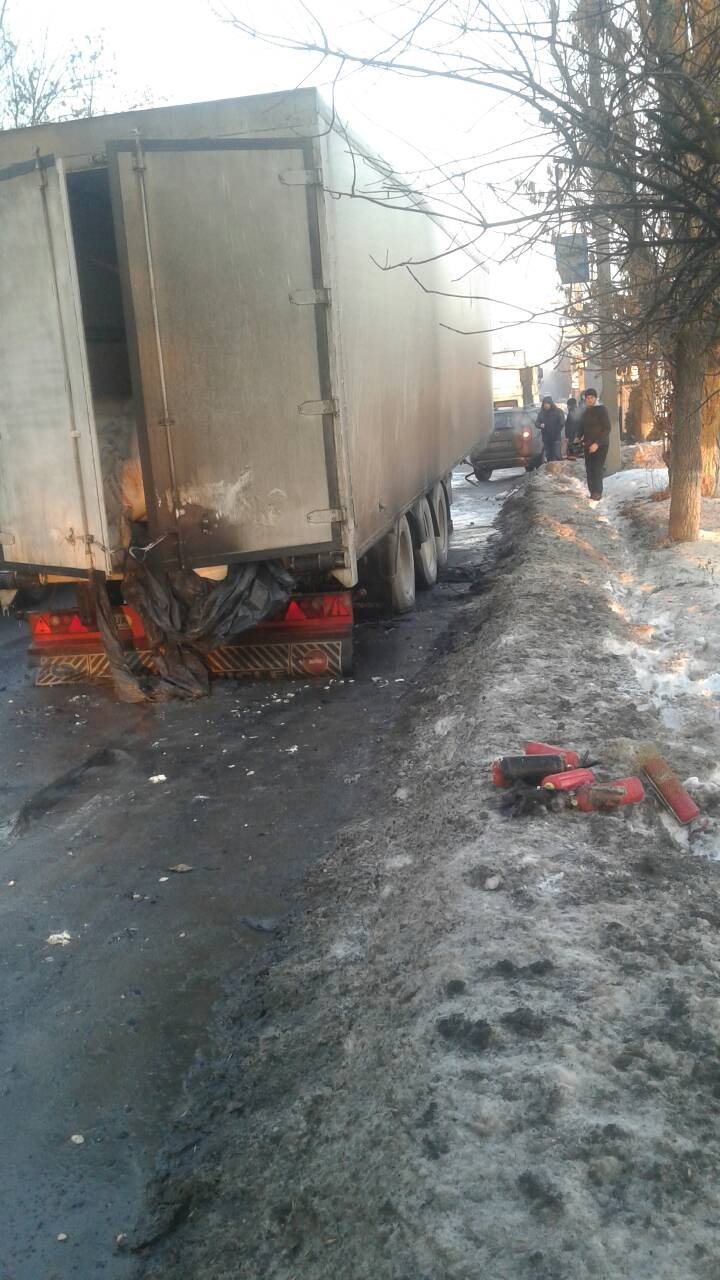 Un TIR încărcat cu făină şi macaroane a luat foc din mers pe şoseaua Munceşti (GALERIE FOTO/VIDEO)