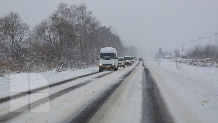 URGIE ALBĂ peste Moldova, iar unii şoferi circulă cu pneuri de vară. Sfaturi utile pentru a preveni TRAGEDIILE pe şosele