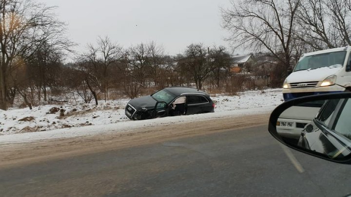 ACCIDENT GRAV pe o şosea din Drochia. Două maşini au ajuns în şanţ (FOTO)