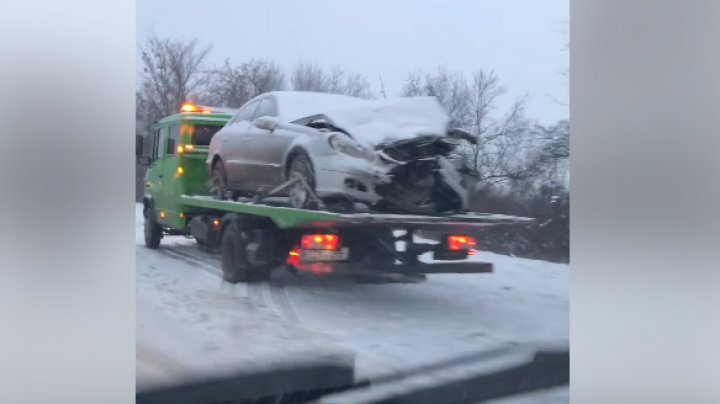 ACCIDENT GRAV la ieşirea din Chişinău. Un microbuz s-a lovit cu o maşină. Poliţia, la faţa locului (FOTO)