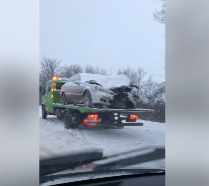 ACCIDENT GRAV la ieşirea din Chişinău. Un microbuz s-a lovit cu o maşină. Poliţia, la faţa locului (FOTO)