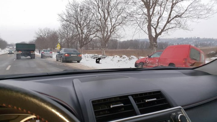 ACCIDENT GRAV pe o şosea din Drochia. Două maşini au ajuns în şanţ (FOTO)