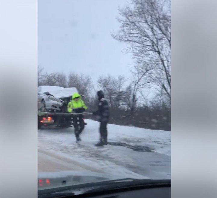 ACCIDENT GRAV la ieşirea din Chişinău. Un microbuz s-a lovit cu o maşină. Poliţia, la faţa locului (FOTO)