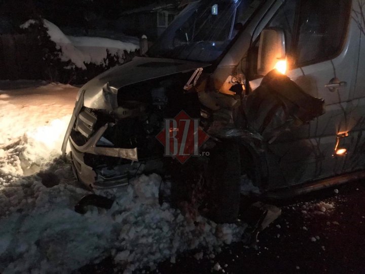 ACCIDENT GRAV la Iaşi. Un microbuz la volanul căruia se afla un moldovean s-a ciocnit cu o maşină a Poliţiei Române (GALERIE FOTO)