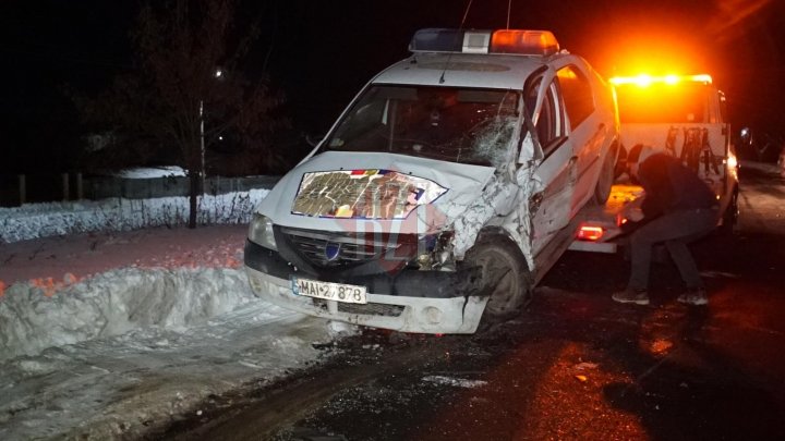 ACCIDENT GRAV la Iaşi. Un microbuz la volanul căruia se afla un moldovean s-a ciocnit cu o maşină a Poliţiei Române (GALERIE FOTO)