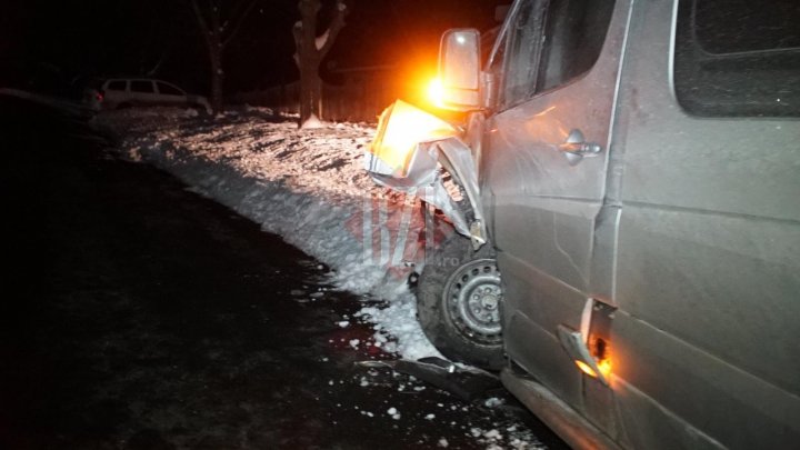 ACCIDENT GRAV la Iaşi. Un microbuz la volanul căruia se afla un moldovean s-a ciocnit cu o maşină a Poliţiei Române (GALERIE FOTO)