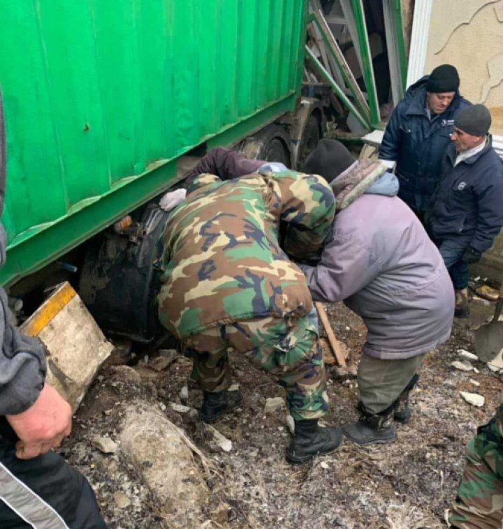 Militarii Armatei Naţionale VIN ÎN AJUTOR ŞOFERILOR pe drumurile din ţară (VIDEO)