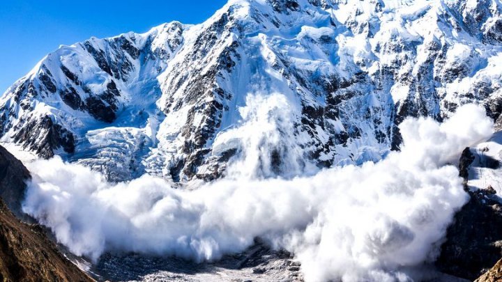 ATENŢIE! Risc mare de avalanşă în munţii Făgăraş