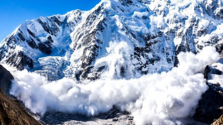 LA UN PAS DE TRAGEDIE! Doi turiști, prinși într-o avalanșă în Munții Făgăraș, s-au salvat singuri 