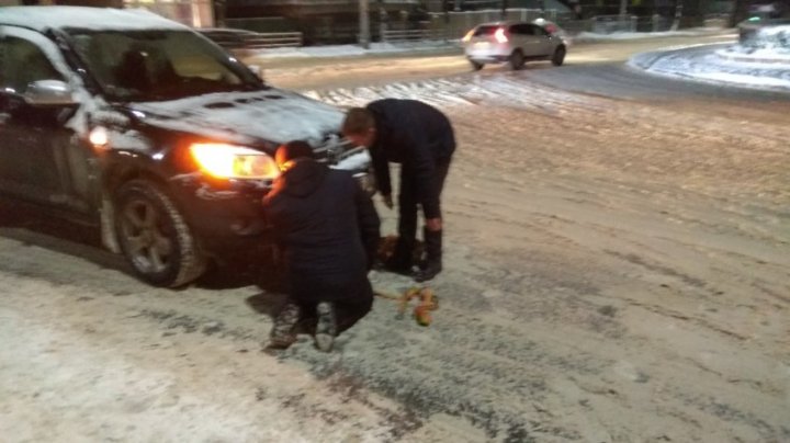 Cinci "îngeri ai zăpezilor", în acțiune la Bălți. Au ajutat şoferii, blocaţi în nămeţi (FOTO)