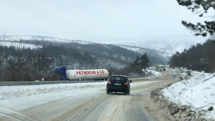 PERICOL DE EXPLOZIE. O cisternă cu combustibil s-a răsturnat pe şoseaua Chişinău-Hânceşti (FOTO)