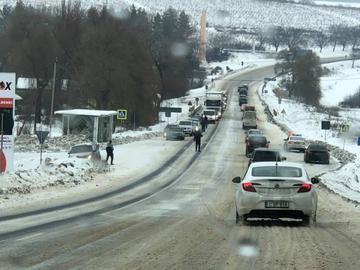 PERICOL DE EXPLOZIE. O cisternă cu combustibil s-a răsturnat pe şoseaua Chişinău-Hânceşti (FOTO)