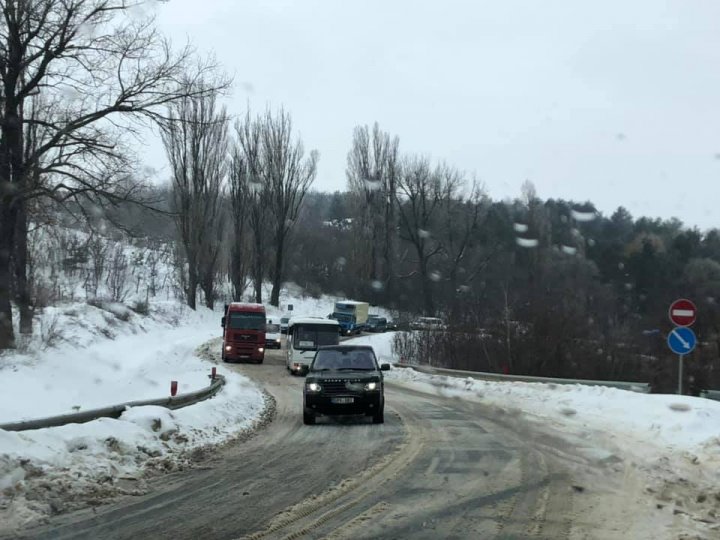 PERICOL DE EXPLOZIE. O cisternă cu combustibil s-a răsturnat pe şoseaua Chişinău-Hânceşti (FOTO)