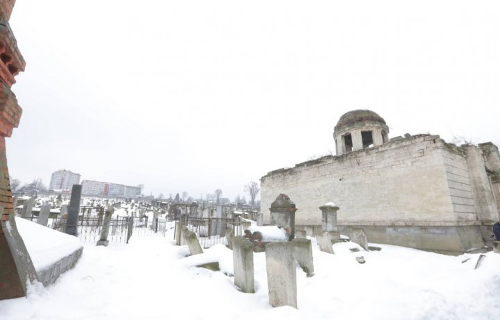 Autoritățile au început reabilitarea cimitirului evreiesc din Chișinău. Andrian Candu a mers la faţa locului (FOTO)