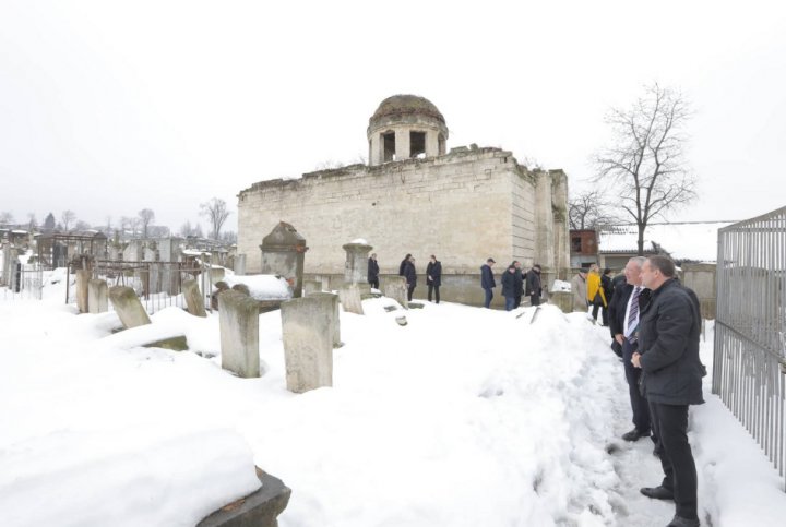 Autoritățile au început reabilitarea cimitirului evreiesc din Chișinău. Andrian Candu a mers la faţa locului (FOTO)