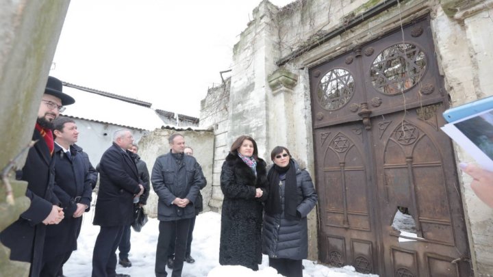 Autoritățile au început reabilitarea cimitirului evreiesc din Chișinău. Andrian Candu a mers la faţa locului (FOTO)