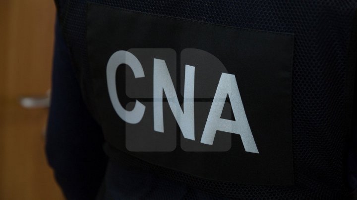 Un vameş, reţinut de CNA şi procurori într-un dosar de corupţie. A fost prins în timp ce restituia mita