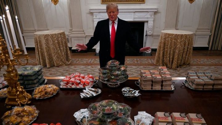 Oaspeți la Casa Albă. Trump i-a servit cu hamburgeri şi pizza pe jucătorii de la Clemson Tigers