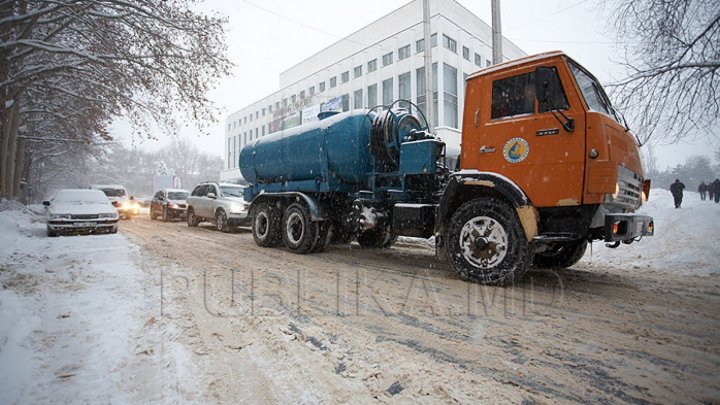 Vreme rea şi ninsori. Care este situaţia şi cum se circulă pe străzile din Capitală (FOTO)