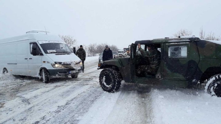 Doi MINIŞTRI au ieşit să AJUTE ŞOFERII. Momentul în care Chiril Gaburici şi Eugen Sturza au ajutat oamenii înzăpeziţi (FOTO/VIDEO)