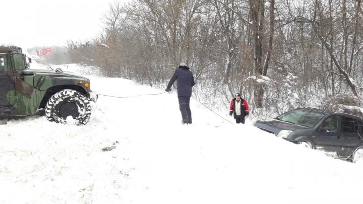 Doi MINIŞTRI au ieşit să AJUTE ŞOFERII. Momentul în care Chiril Gaburici şi Eugen Sturza au ajutat oamenii înzăpeziţi (FOTO/VIDEO)